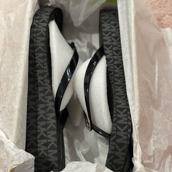 Brand new Michael Kors Bedford Flip Flops Size 11 - Picture 4 of 4